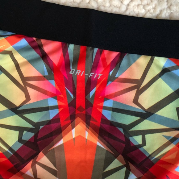 NikePro Pattern Crop Leggings, Limited Ed. Pattern - Picture 3 of 3